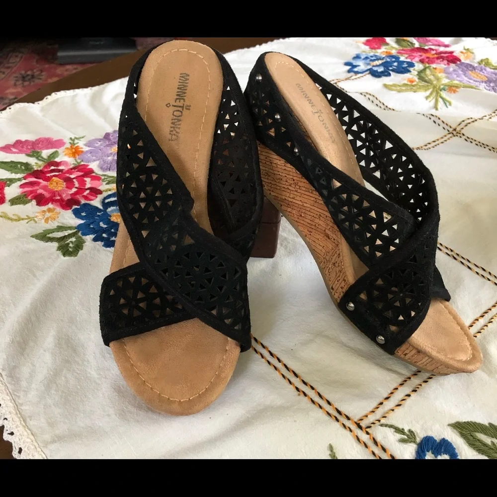 Minnetonka Lainey Suede Crisscross Comfort Platform Wedges in Black. Size 9